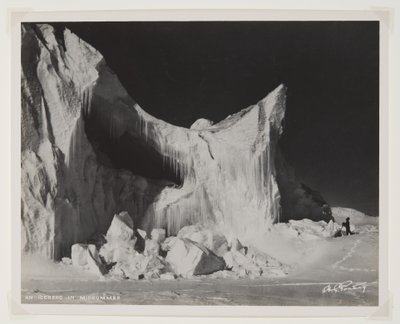 Et isfjell i midtsommer, (bromidtrykk) av Herbert Ponting