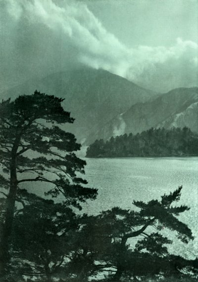 Nærmer seg storm på Lake Motosu, 1910. av Herbert Ponting