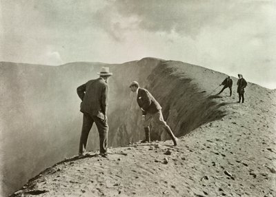 Ved Craters Brink, Asama-Yama, 1910. av Herbert Ponting