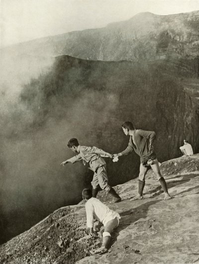 Ved Craters Brink, Aso-San, 1910. av Herbert Ponting