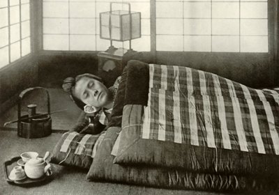 Sengetid i Japan, 1910. av Herbert Ponting