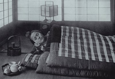Sengetid i Japan (s/hvitt bilde) av Herbert Ponting