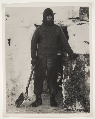 Kaptein Oates under Terra Nova-ekspedisjonen (1910-13) til Sydpolen (bromidtrykk) av Herbert Ponting