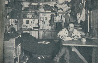 Kaptein R. F. Scott, R.N., skriver i dagboken sin, c1911, 1936. av Herbert Ponting