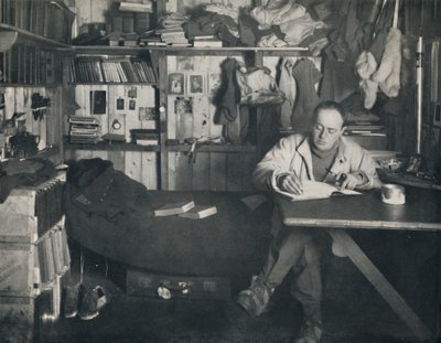 Kaptein Scott skriver sin dagbok i hytta ved Cape Evans, c1911, 1914. av Herbert Ponting