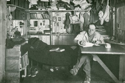 Kaptein Scott skriver opp journalen sin av Herbert Ponting