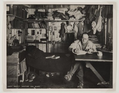 Kaptein Scott skriver sin dagbok under Terra Nova-ekspedisjonen (1910-13) til Sydpolen (bromidtrykk) av Herbert Ponting