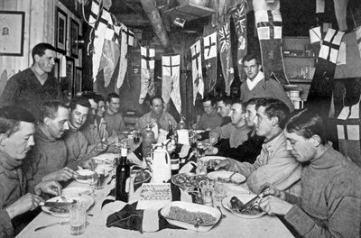 Kaptein Scotts siste bursdagsmiddag 6. juni 1911, fra 'Scott's Last Expedition' (s/hvitt-bilde) av Herbert Ponting