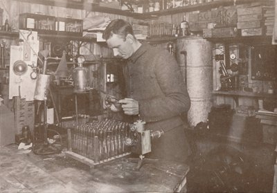 Dr. Simpson i sitt laboratorium, 21. desember 1911, 1913 av Herbert Ponting