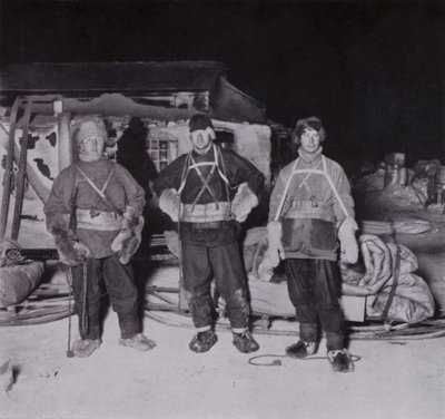 Dr. Wilson, løytnant Bowers og Cherry-Garrard drar til Cape Crozier (s/hv-bilde) av Herbert Ponting