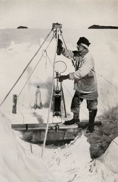 E. W. Nelson med Nansen-Petersen isolert vannflaske, c1911, 1913 av Herbert Ponting