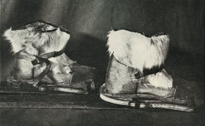 Finnesko utstyrt med skiskoene vist ovenfor, c19101913, 1913 av Herbert Ponting
