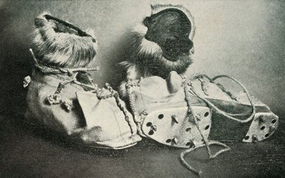 Finnesko with Crampons, c19101913, 1913 av Herbert Ponting