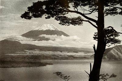 Fuji froma Motosu, 1910. av Herbert Ponting