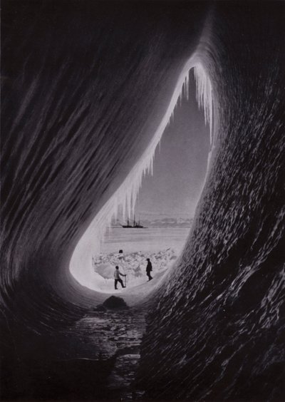 Grotte i et isfjell; Terra Nova i det fjerne (s/hvitt bilde) av Herbert Ponting