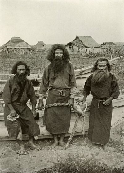 Happu Konno, Jegeren i sentrum og to Ainu-fiskere, 1910. av Herbert Ponting