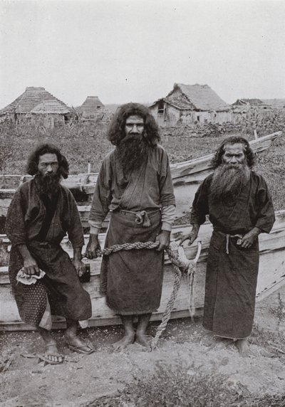 Happukonno, jegeren (i midten), og to Ainu-fiskere (s/hvitt-bilde) av Herbert Ponting