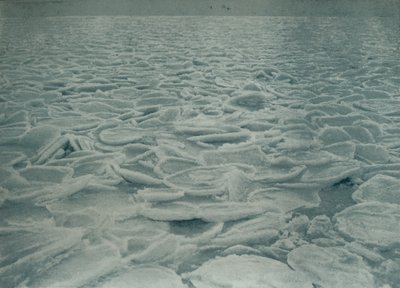 Tung pakke der skipet ble holdt opp, 1912, 1913. av Herbert Ponting