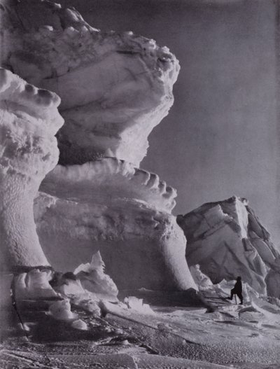 Isbastioner på Slottet Berg (s/hvitt bilde) av Herbert Ponting