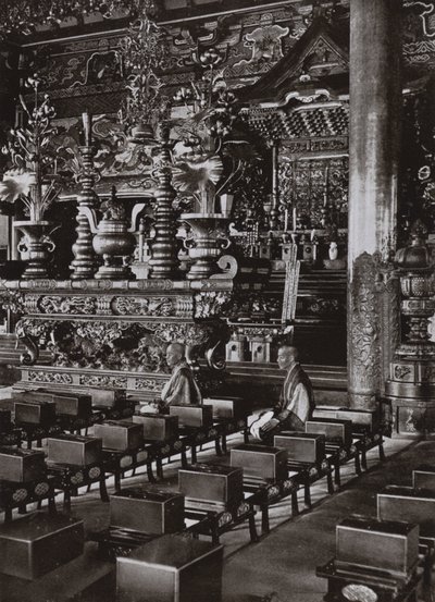Interiør i et buddhistisk tempel (s/hvitt bilde) av Herbert Ponting