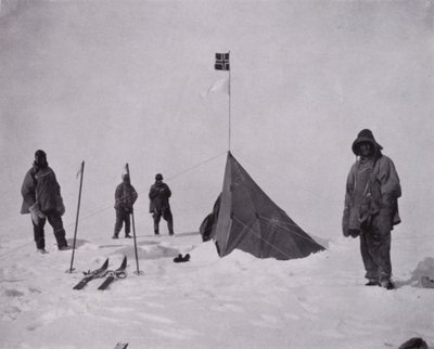 "Det var et svart flagg, det norske flagget. Amundsen var først på polet" (s/hvit foto) av Herbert Ponting