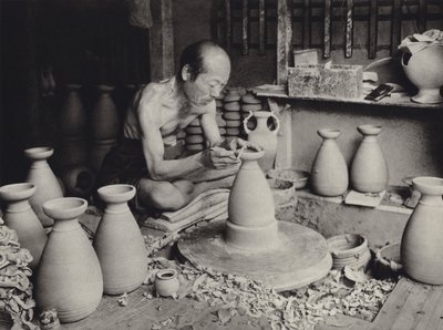 Japan på 1920-tallet: Potter på jobb (s/hvitt-bilde) av Herbert Ponting