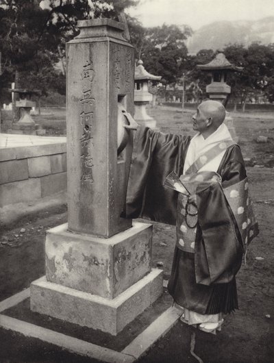 Japan på 1920-tallet: Bønnehjul og buddhistprest (s/hvitt-bilde) av Herbert Ponting