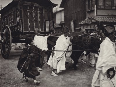 Japan på 1920-tallet: Shintoistisk begravelse av person av høy rang (s/hv-bilde) av Herbert Ponting