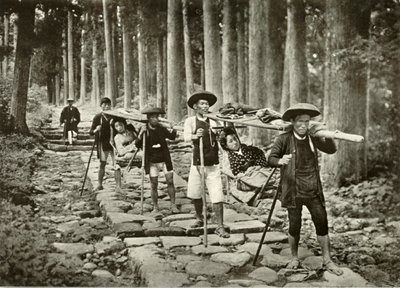Japanske damer som går til helligdommen, Nikko, 1910. av Herbert Ponting