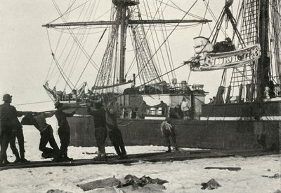 Landing a Motor-Sledge, c19101913, 1913 av Herbert Ponting