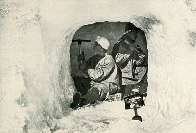 Løytt. Evans og Nelson Cutting a Cave for Cold Storage, 12. januar 1911, 1913 av Herbert Ponting