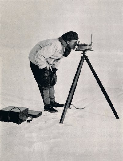 Løytt. Pennell med et prismatisk kompass, desember 1910, 1913 av Herbert Ponting