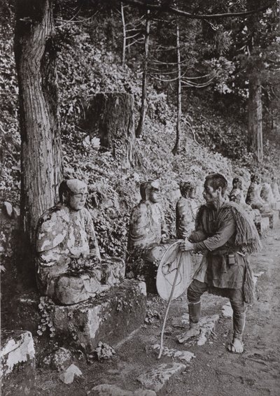 Meditasjon, en studie ved Gamman-ga-Fuchi, Nikko (s/hvitt-bilde) av Herbert Ponting
