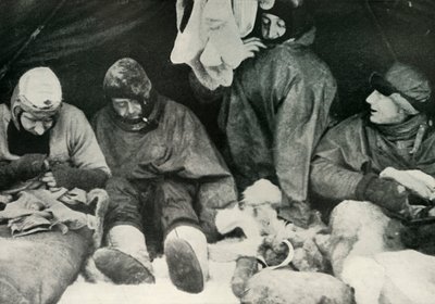 Medlemmer av Polarpartiet kommer inn i soveposene sine, c1911, 1913. av Herbert Ponting