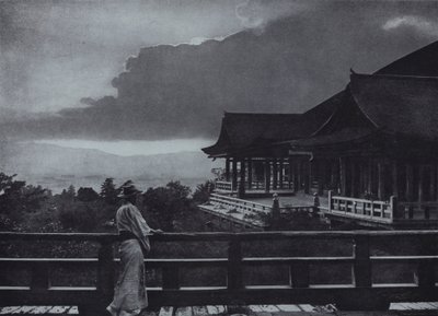 Moonlight at Kiyomizu-dera (s/h-bilde) av Herbert Ponting