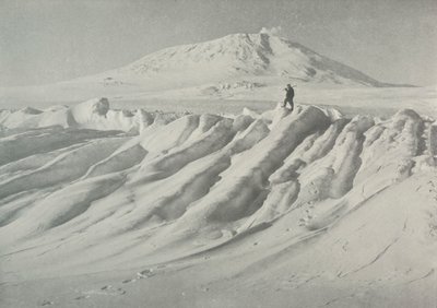 Mount Erebus over et vannslitt isfjell, oktober 1911, 1913 av Herbert Ponting