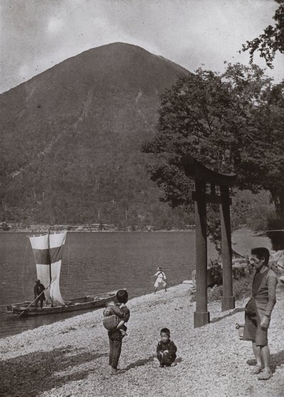 Nantai-zan og Lake Chuzenji (s/hvitt bilde) av Herbert Ponting