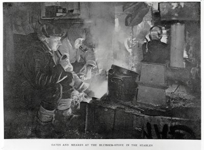 Oates & Meares ved spekkovnen i stallen, 1911 av Herbert Ponting