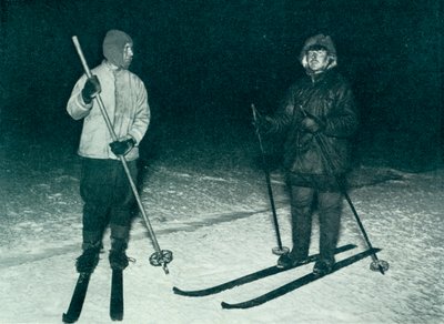 Oates og Meares går på ski om natten, c1911, 1913 av Herbert Ponting