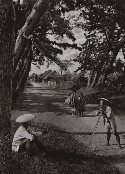 På den gamle Tokaido (s/hvitt bilde) av Herbert Ponting