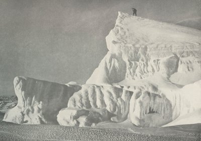 På toppen av et isfjell, c1911, 1913 av Herbert Ponting