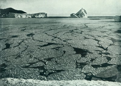 Pannekakeis blir til isflak utenfor Cape Evans, c19101913, 1913. av Herbert Ponting