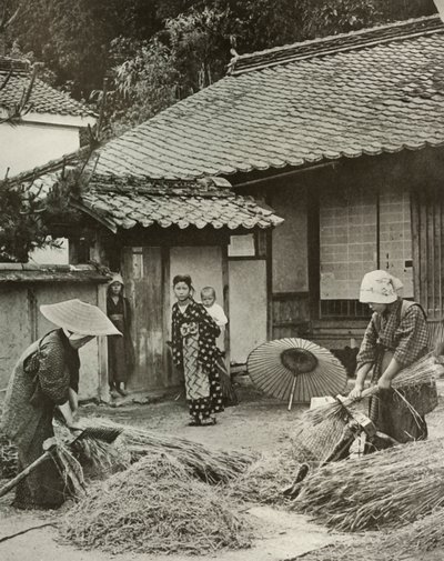 Bondekvinner på vei mot bygg, 1910. av Herbert Ponting