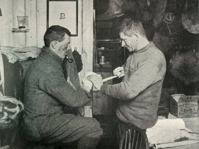 Underoffiser Evans binder opp Dr. Atkinsons Hand, 5. juli 1911, 1913 av Herbert Ponting
