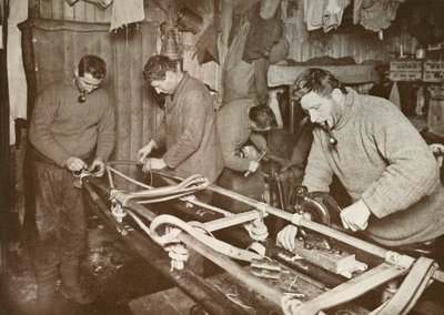 Klargjør sleder for Polar Journey Crean, Forde, Lashly, P.O. Evans, c1911, 1913. av Herbert Ponting