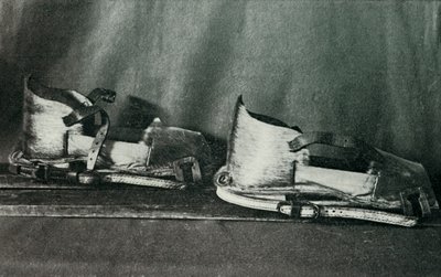 Skisko til bruk med Finnesko, c19101913, 1913 av Herbert Ponting