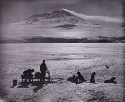 Slede og hunder, med Mount Erebus i bakgrunnen (s/hvitt bilde) av Herbert Ponting
