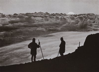 Solnedgang fra toppen av Fuji (s/hvitt bilde) av Herbert Ponting