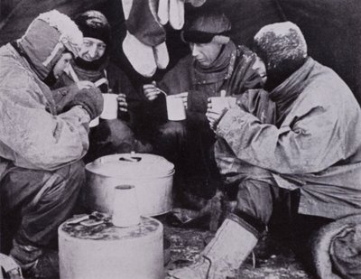 "Den kvelden hadde de julemiddag" (s/hvitt-bilde) av Herbert Ponting