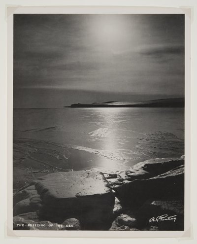 The Freezing of the Sea (bromidtrykk) av Herbert Ponting